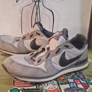 Nike Men's Gray and Black Sneakers